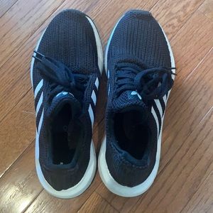 Adidas - Swift Run - tennis shoes